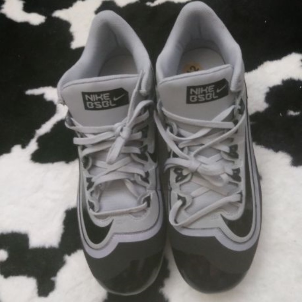 Nike Mens cleated size 12D ball shoes